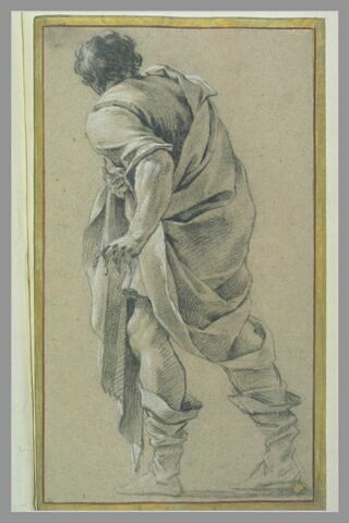 Homme, de dos, marchant vers la gauche, enveloppé dans un manteau, image 2/2