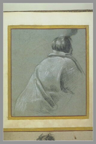 Homme vu de dos, un manteau sur les épaules, image 3/3