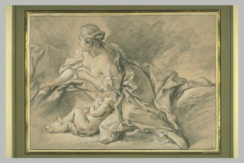 Femme couchée sur le côté, la tête vers la droite, avec un enfant, image 2/2