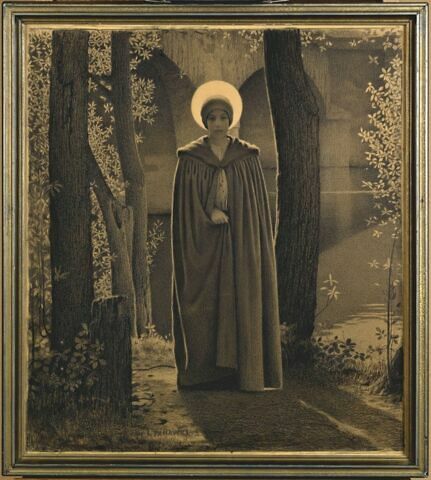 Une sainte debout entre les arbres