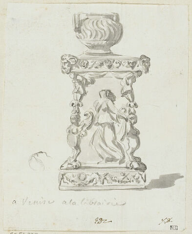 Base de candélabre ornée d'un bas-relief sur laquelle est posé un vase, tête