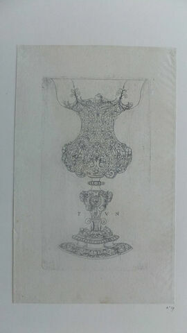 Vase en forme de calice avec arabesques et figurines