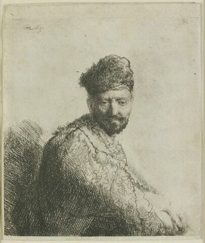 Homme à barbe courte et à bonnet fourré