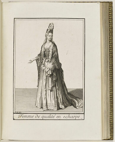 Femme de qualité en écharpe