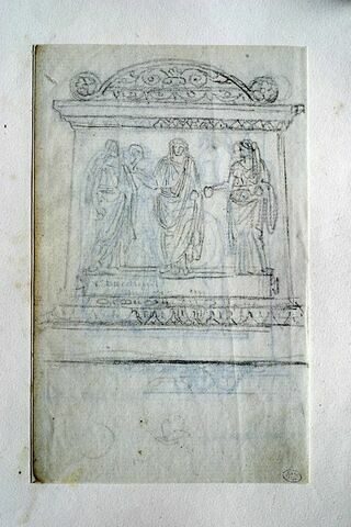 Une stèle ornée de trois figures drapées portant une inscription en bas, image 2/2