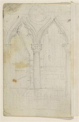 Croquis d'un intérieur d'église avec trois colonnes ornées de chapiteaux, soutenant deux arcs trilobés