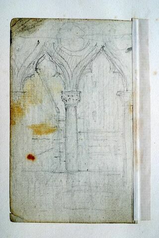 Croquis d'un intérieur d'église avec trois colonnes ornées de chapiteaux, soutenant deux arcs trilobés, image 2/2