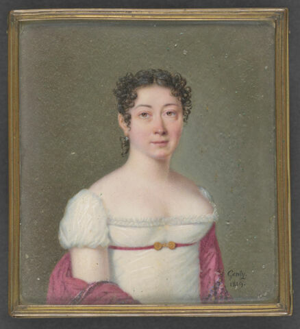 Femme en robe blanche et châle rouge