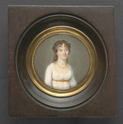 Jeune femme en robe blanche avec une ceinture orange