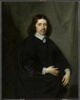 Portrait d'homme à mi-corps sur fond de draperie, image 1/3