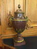 Vase avec couvercle, porphyre rouge et bronze doré, anses en forme de têtes de béliers, image 1/2