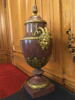 Vase avec couvercle, porphyre rouge et bronze doré, anses en forme de têtes de béliers, image 2/2