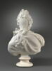 Femme avec un rang de perles dans les cheveux et une rose dans la draperie, image 3/4