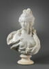 Femme avec un rang de perles dans les cheveux et une rose dans la draperie, image 1/4