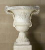 Vase orné de trophées d'instruments de musique, image 1/4