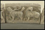 Un lion et un animal chimérique, dans des rinceaux, image 2/2