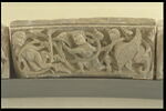 Une femme nue, un homme vêtu et un animal chimérique, dans des rinceaux, image 2/2
