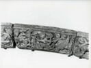 Une femme nue, un homme vêtu et un animal chimérique, dans des rinceaux, image 1/2