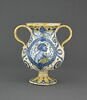 Vase à deux anses : Amour chevauchant un dauphin et profil de Maure, image 1/6
