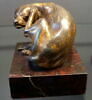 Statuette : chien assis se grattant, image 4/4