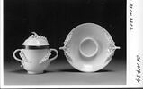 Tasse couverte et soucoupe d'une paire (voir OA 11735), image 2/8