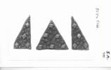 Trois éléments d'agrafe (?) triangulaires, image 3/3