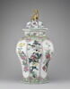 Vase à huit pans et à couvercle, d'une paire (TH 479), image 2/2