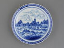 Assiette en faïence à décor en camaïeu bleu : un village, image 1/3