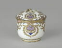 Déjeuner en porcelaine tendre, comprenant : un plateau, une tasse et soucoupe, un sucrier, image 3/6