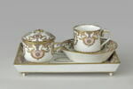 Déjeuner en porcelaine tendre, comprenant : un plateau, une tasse et soucoupe, un sucrier, image 1/6