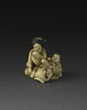 Netsuke : femme et enfant entourant un masque grotesque., image 1/3