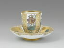 Tasse décorée des armoiries supposées de don Carlos, fils du roi d'Espagne et d'Elisabeth Farnèse, époux de Marie-Amélie de Saxe, image 6/9