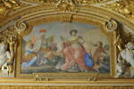 Plafond : Salon de la paix : La Paix mettant le feu à un monceau d'armes (ou la Paix), au dessus de la corniche, côté sud., image 1/4