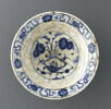 Petit plat aux fleurs épanouies nées d'un lotus, image 1/7