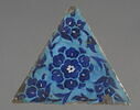Carreau de forme triangulaire à décor de fleurs, image 3/5