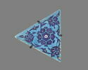 Carreau de forme triangulaire à décor de fleurs, image 1/5