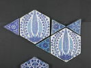 Carreau triangulaire aux rinceaux fleuronnés, image 2/3
