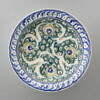 Plat ponctué de fleurettes, à décor cruciforme, image 1/6