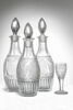 Carafe à liqueure avec bouchon, d'un ensemble avec trois carafes et un verre à pied, image 1/2