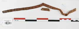 bande décorative d'habillement ; fragments, image 1/2