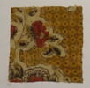 Fragment fond jaune semé de petits losanges rayés noirs, image 1/5