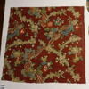 Fragment à fond rouge, décoré de fleurs, feuilles et de motifs rocaille, image 1/5